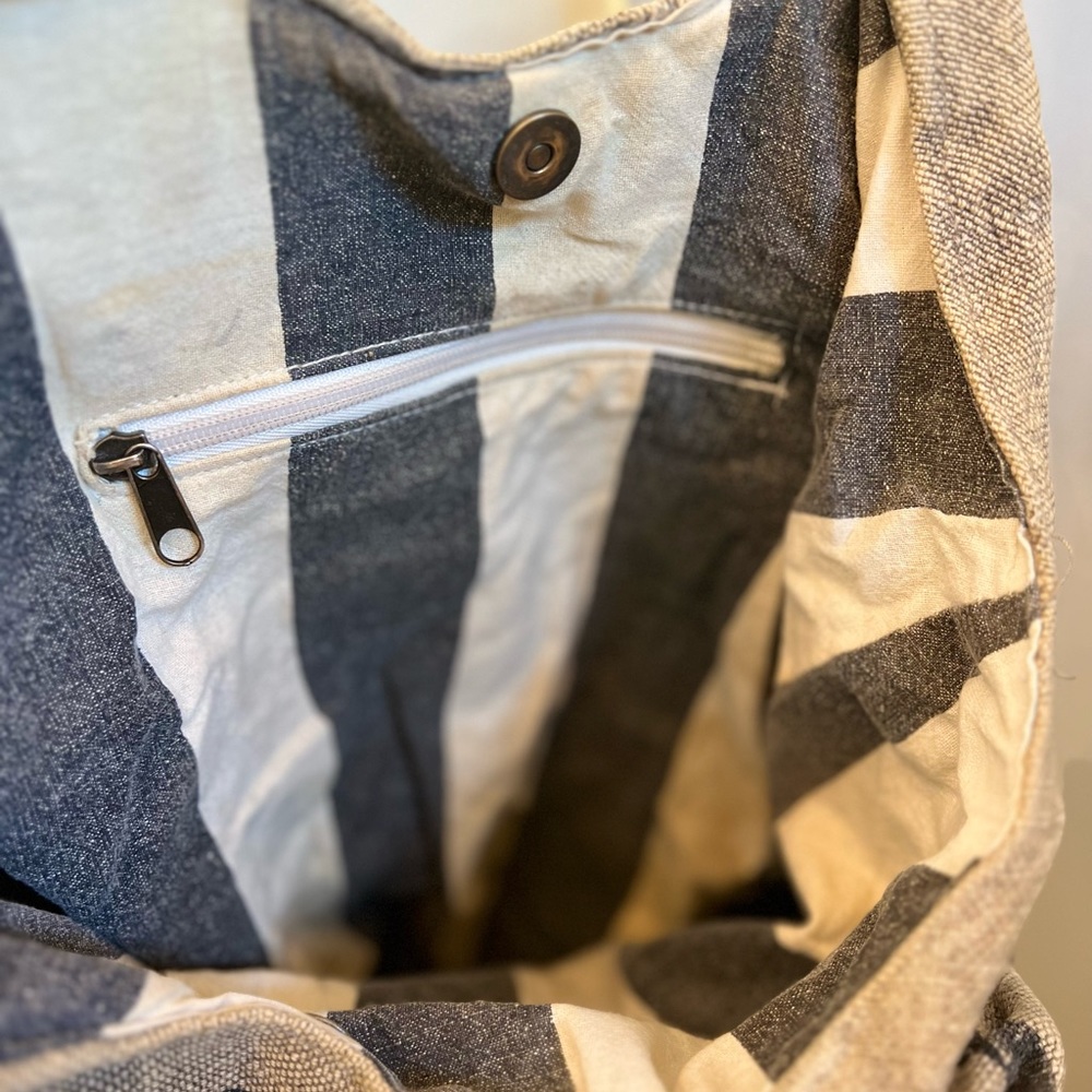 Stripe Vintage Style Tote - Picture 4 of 7
